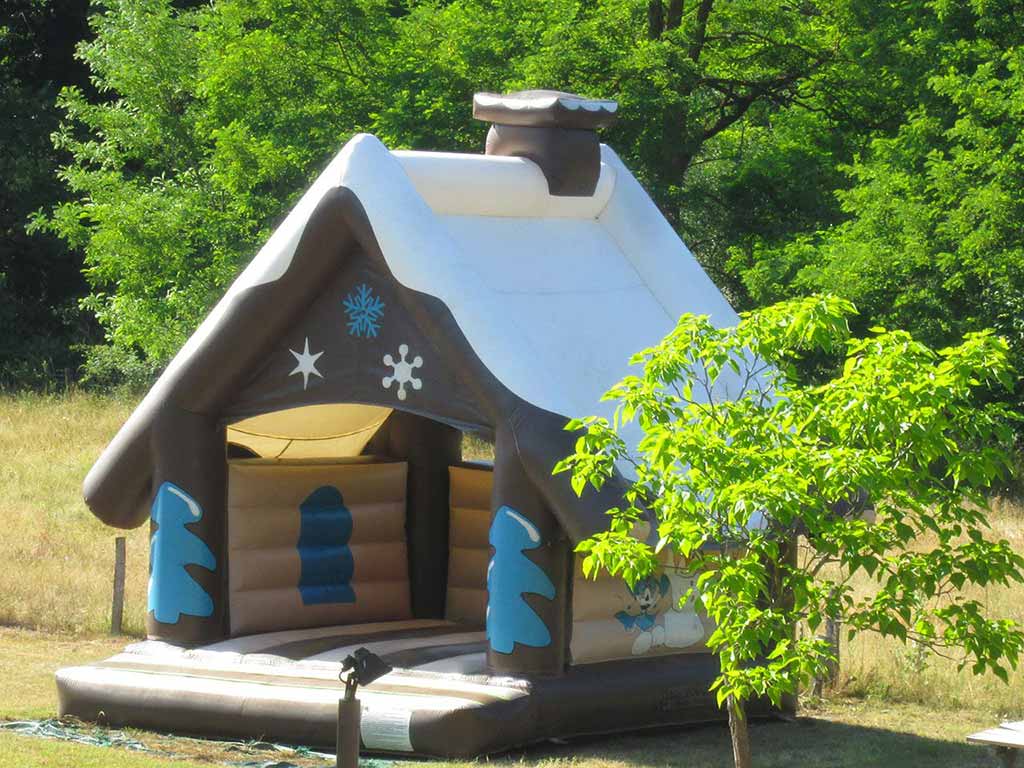 chateau gonflable camping puy de dome